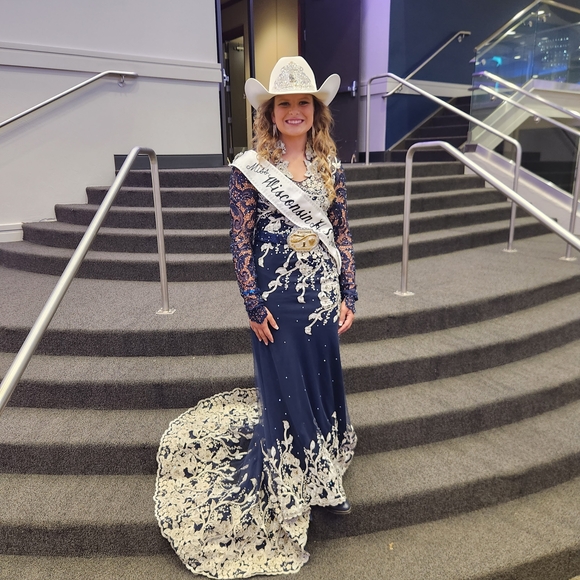 Elegant Navy and White Lace Evening Gown - Picture 6 of 6